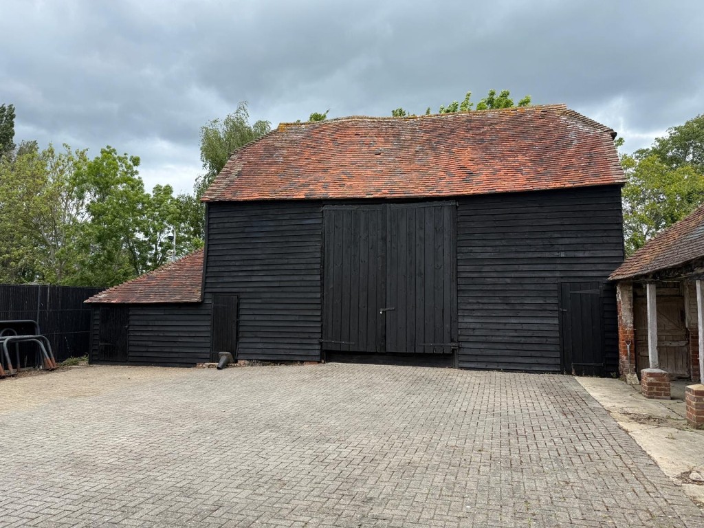 Lot: 67 - BARN AND CARPORT WITH PLANNING FOR FIVE-BEDROOM DETACHED HOUSE - Barn